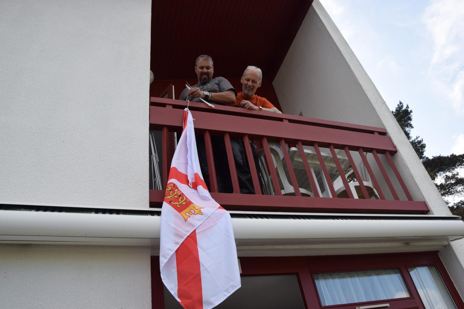 Nos amis de Jersey posent leur drapeau,