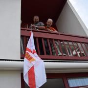 Nos amis de Jersey posent leur drapeau,
