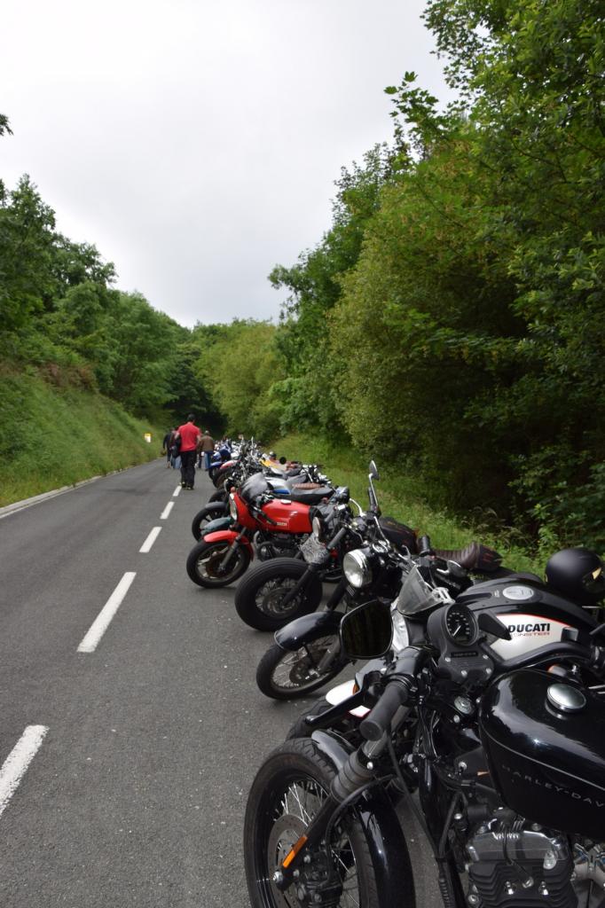 PARKING de motos avant le départ du run en Espagne