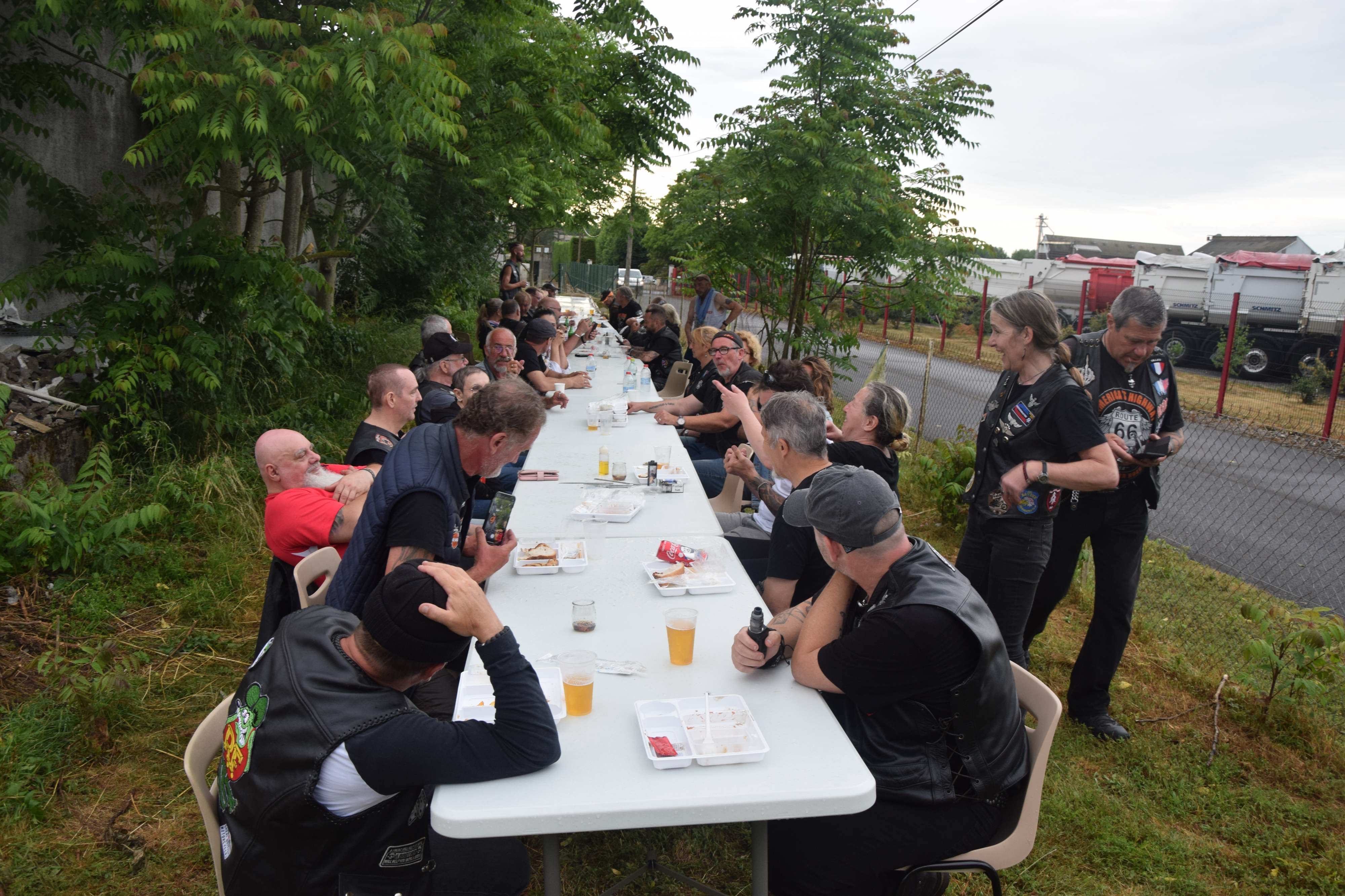 Des bikers à table