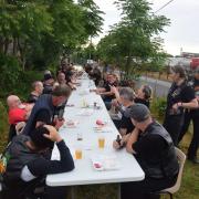 Des bikers à table