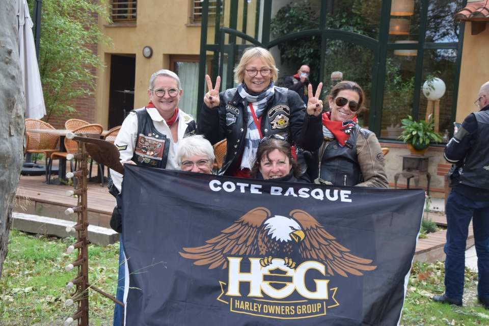 Les LADIES avec le drapeau du chapeau de Bayonne