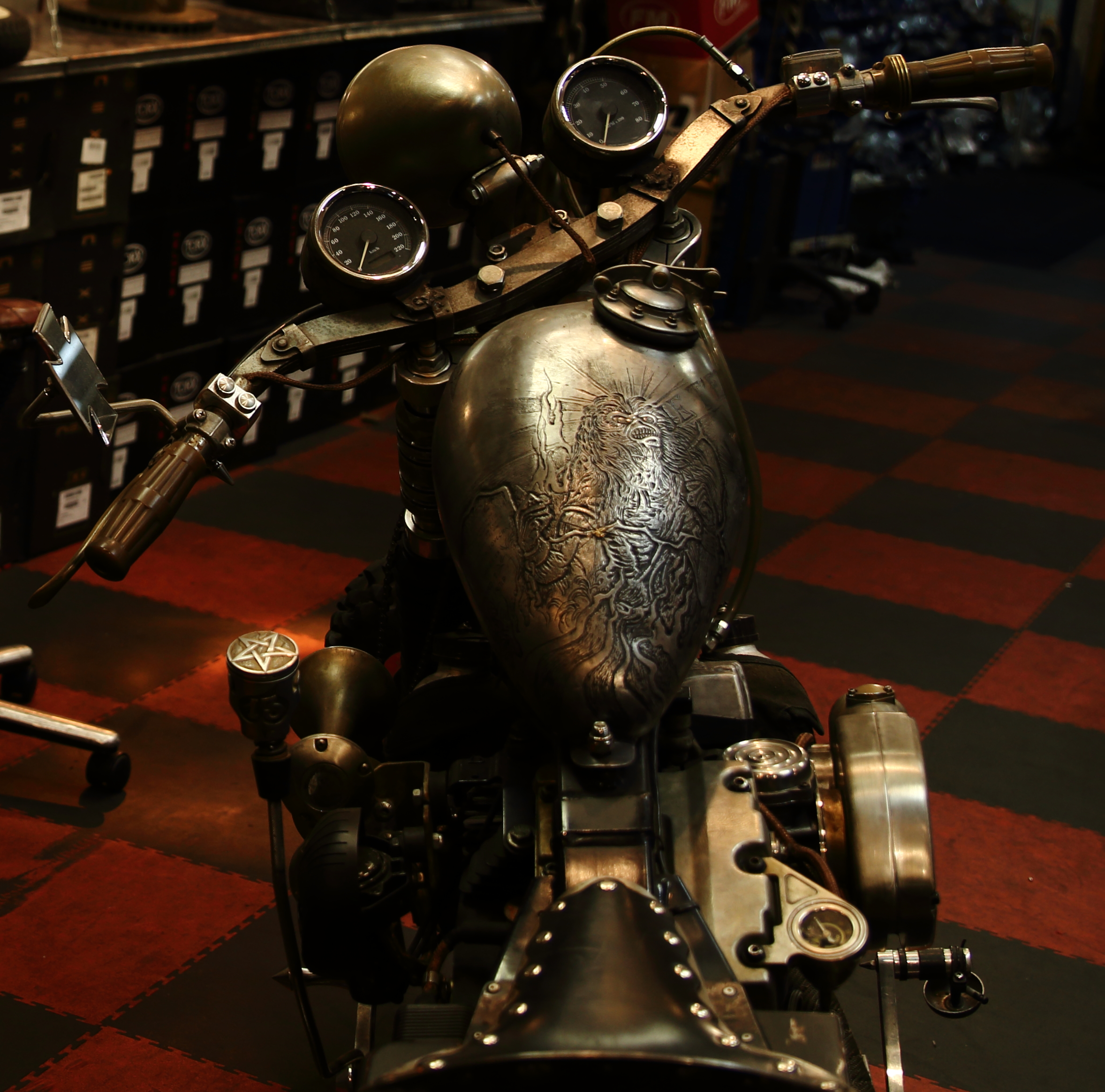 Arzée Créations Paris,  l’atelier custom de motos