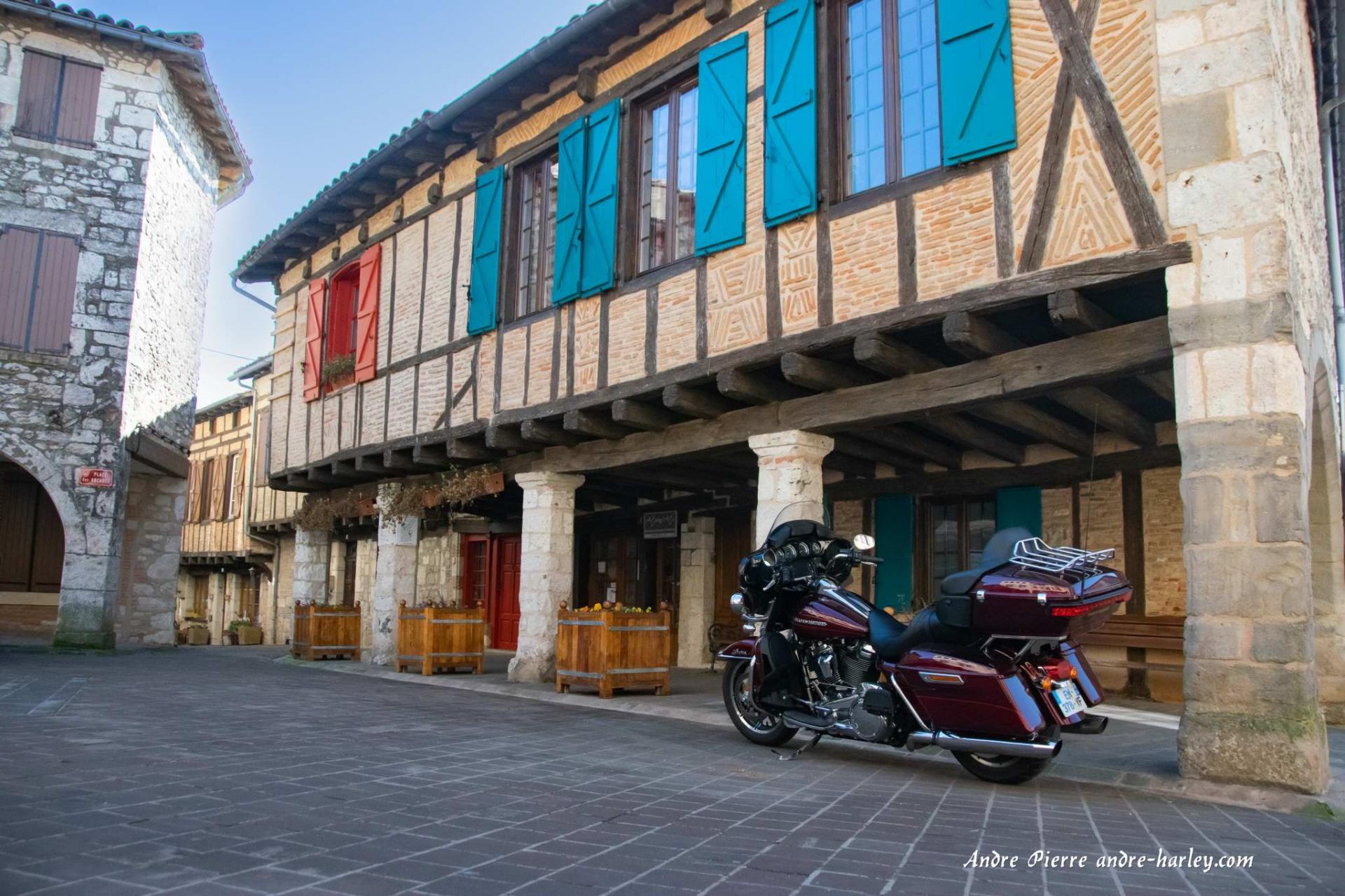 Balade moto place de castelnau de montmiral 03