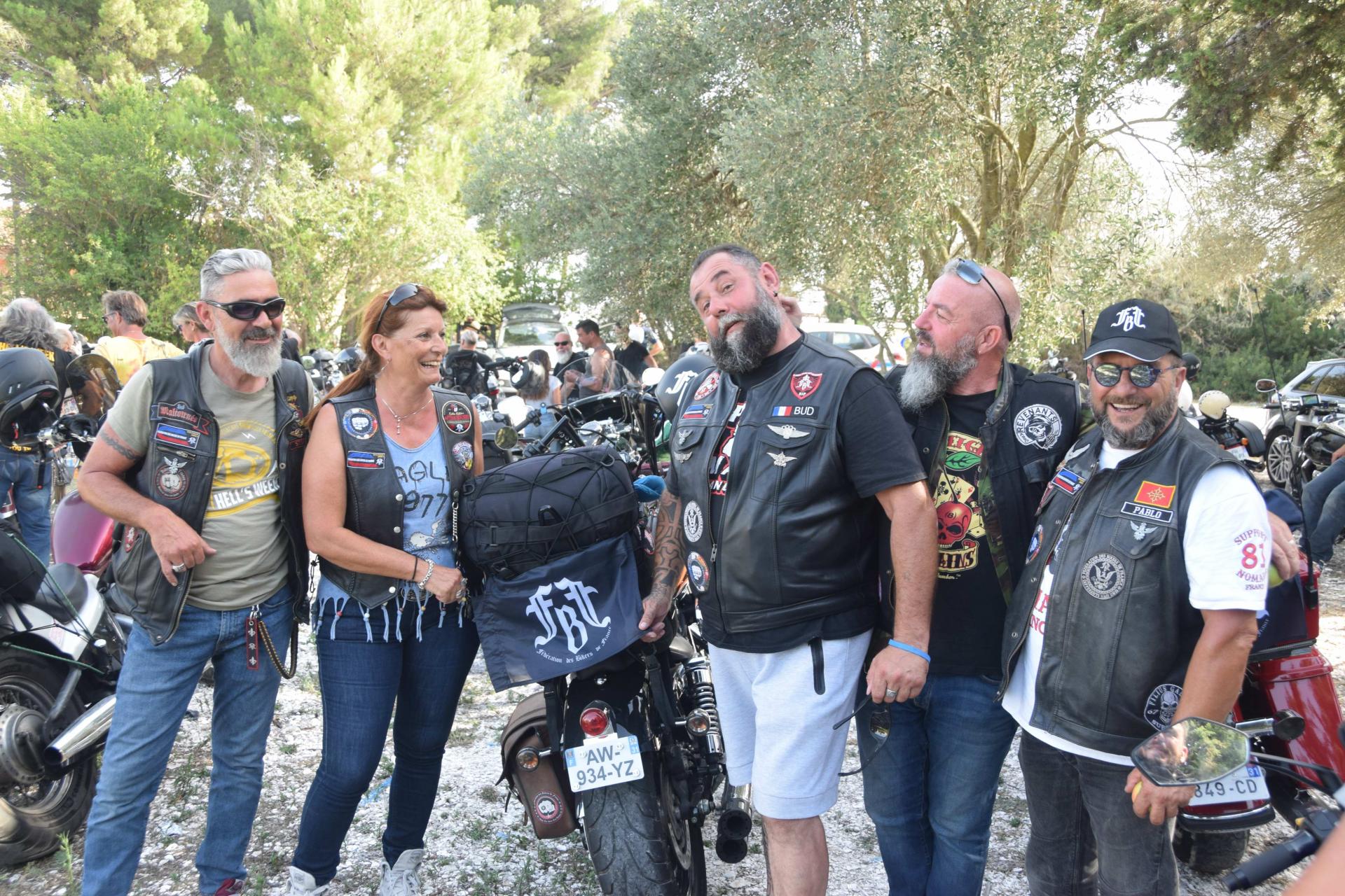 Clique pour la parade motos sur le port de Bouzigues,