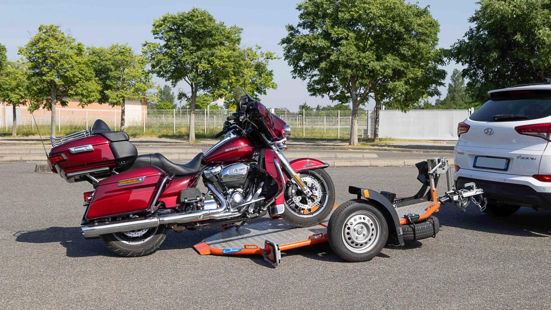 A louer remorque moto abaissante et pliante